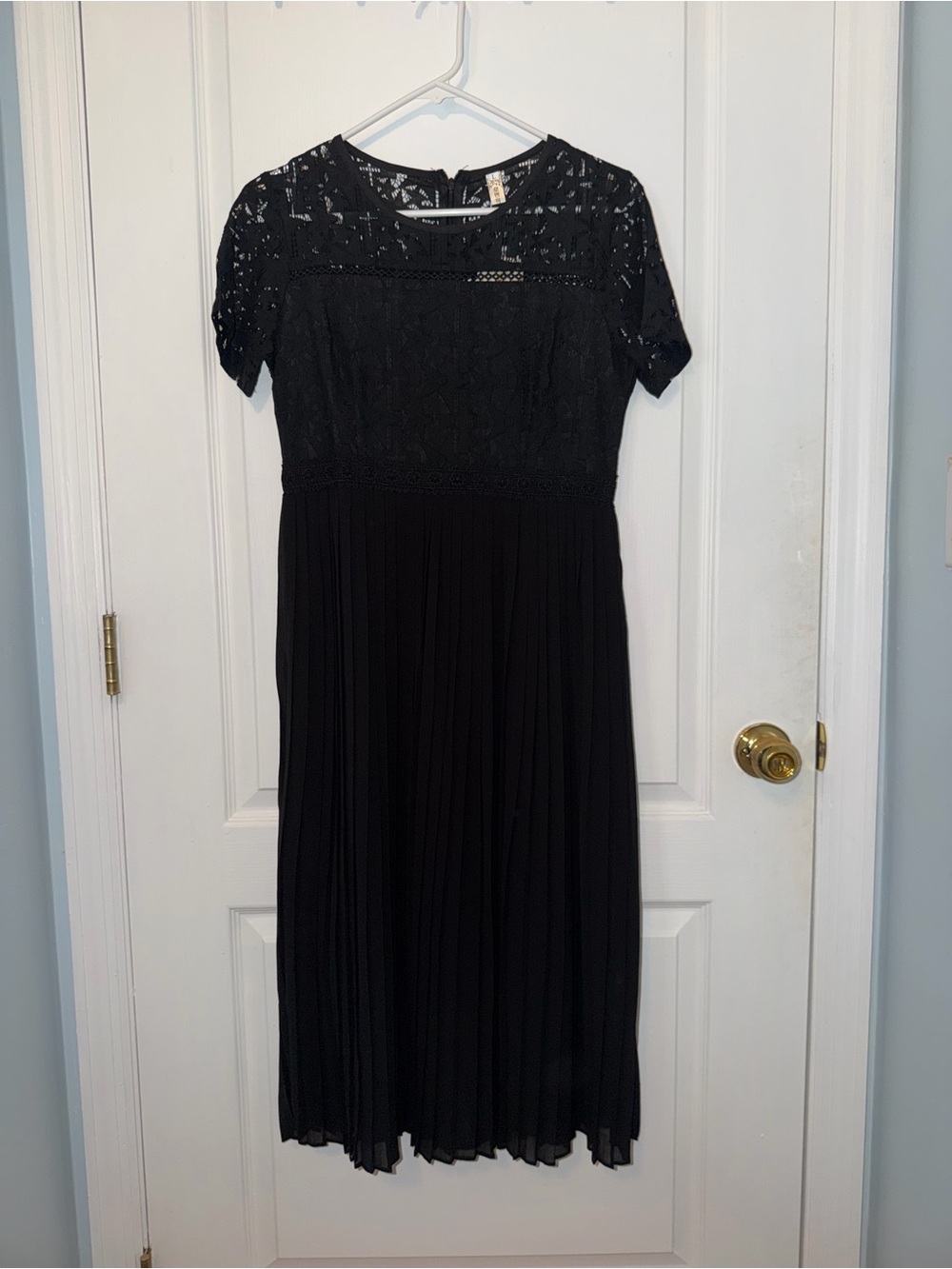 Black Lace Bodice Pleated Midi Dress - Women